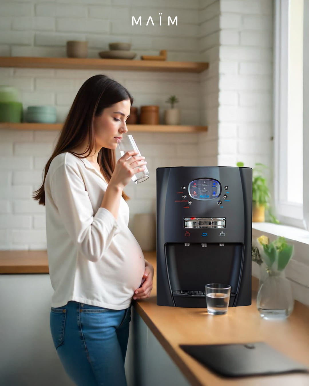 mujer embarazada tomando agua purificada
