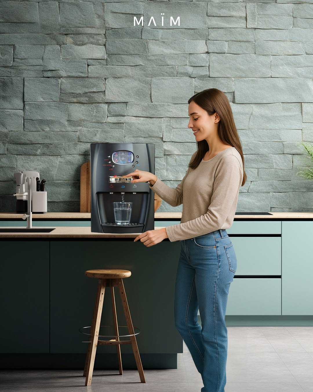 mujer sirviendo agua en cocina
