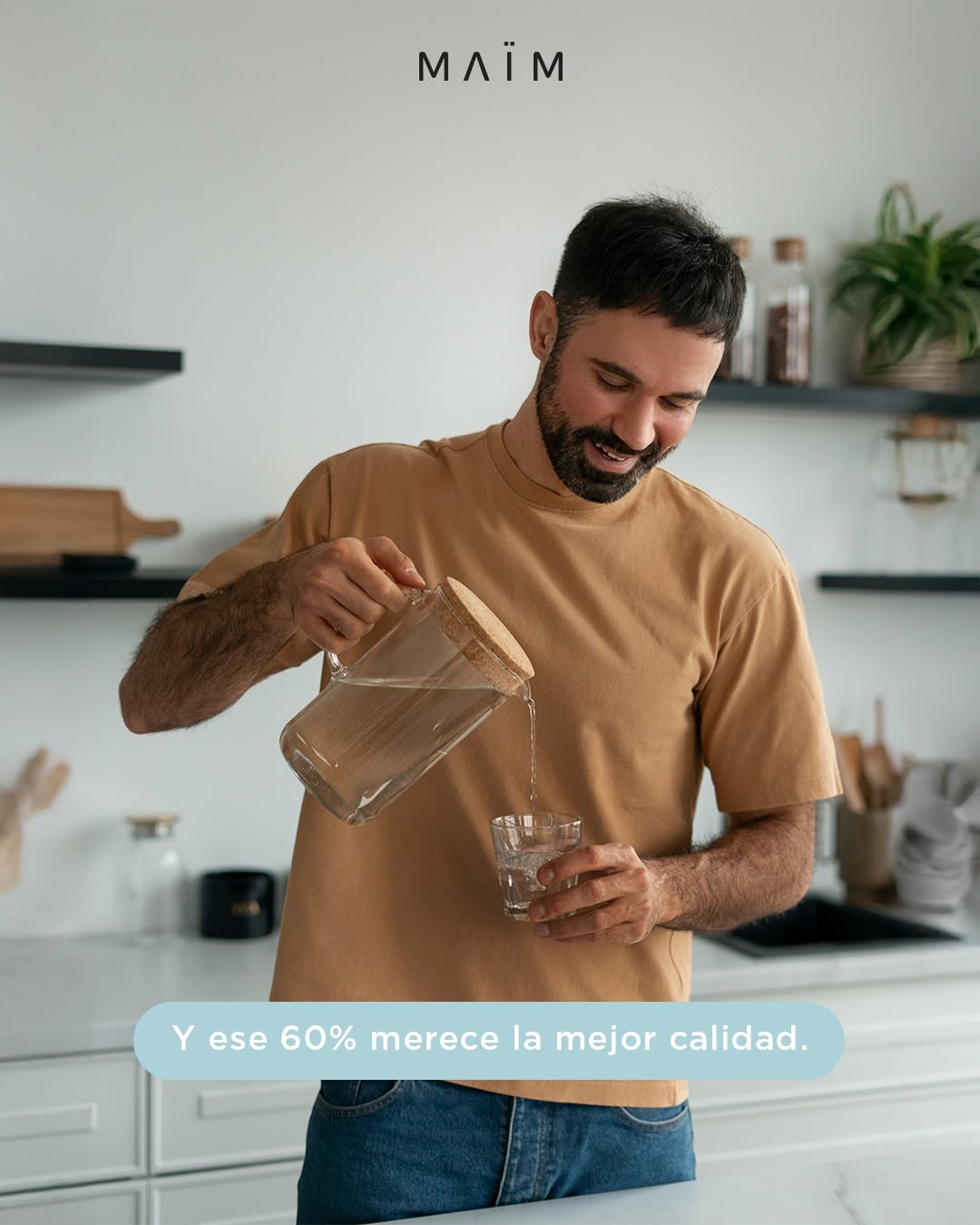 hombre sirviendo agua