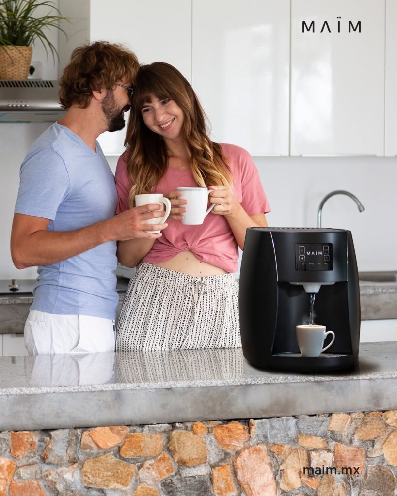 pareja tomando café en cocina
