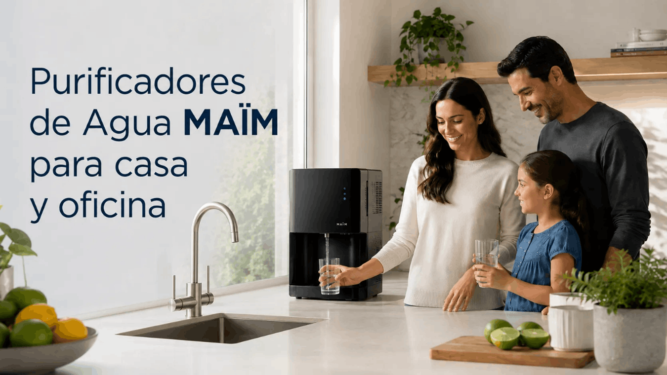 familia tomando agua purificada