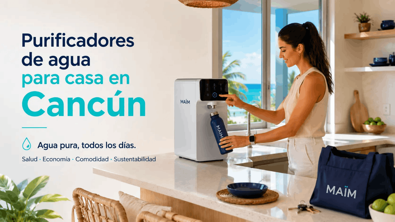 mujer sirviendo agua