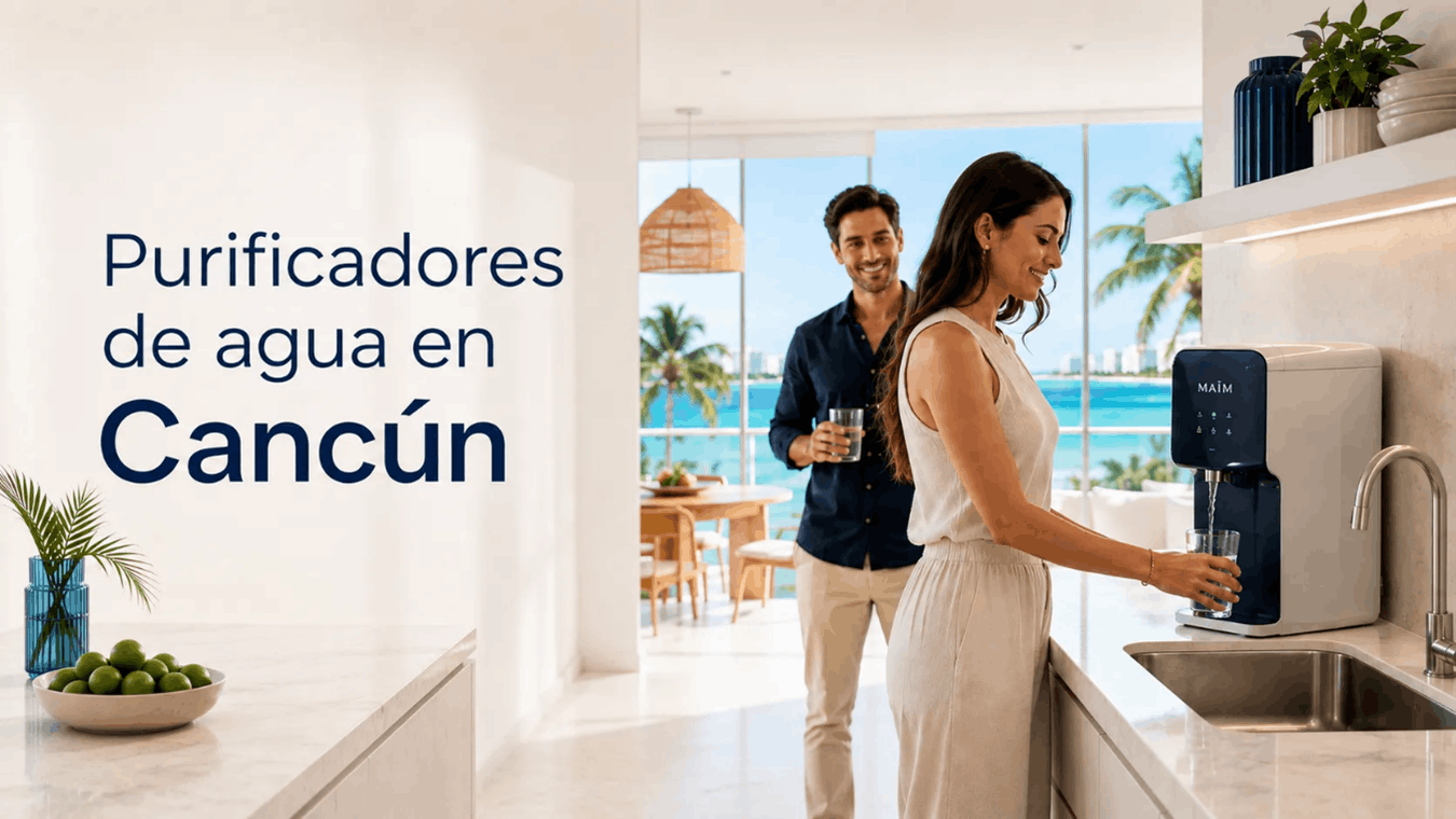 pareja sirviendo agua en cocina