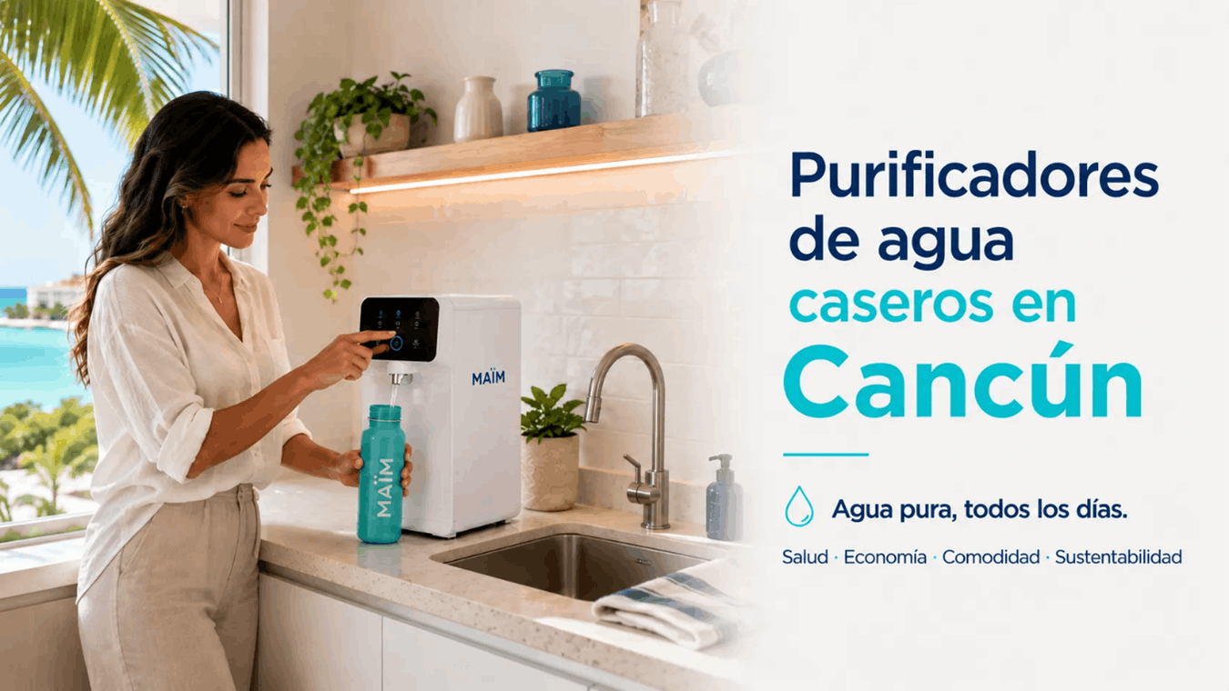 mujer sirviendo agua en cancún