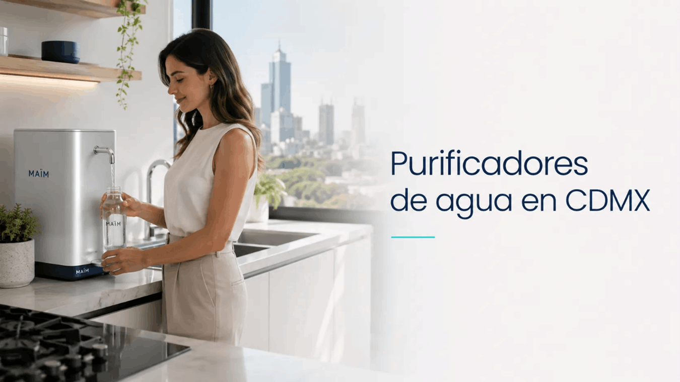 mujer sirviendo agua en cocina