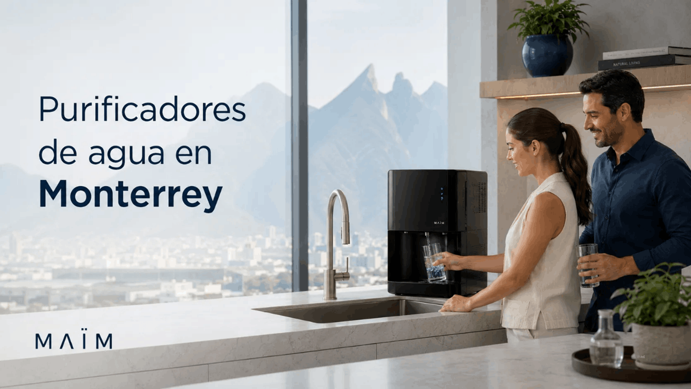 pareja tomando agua