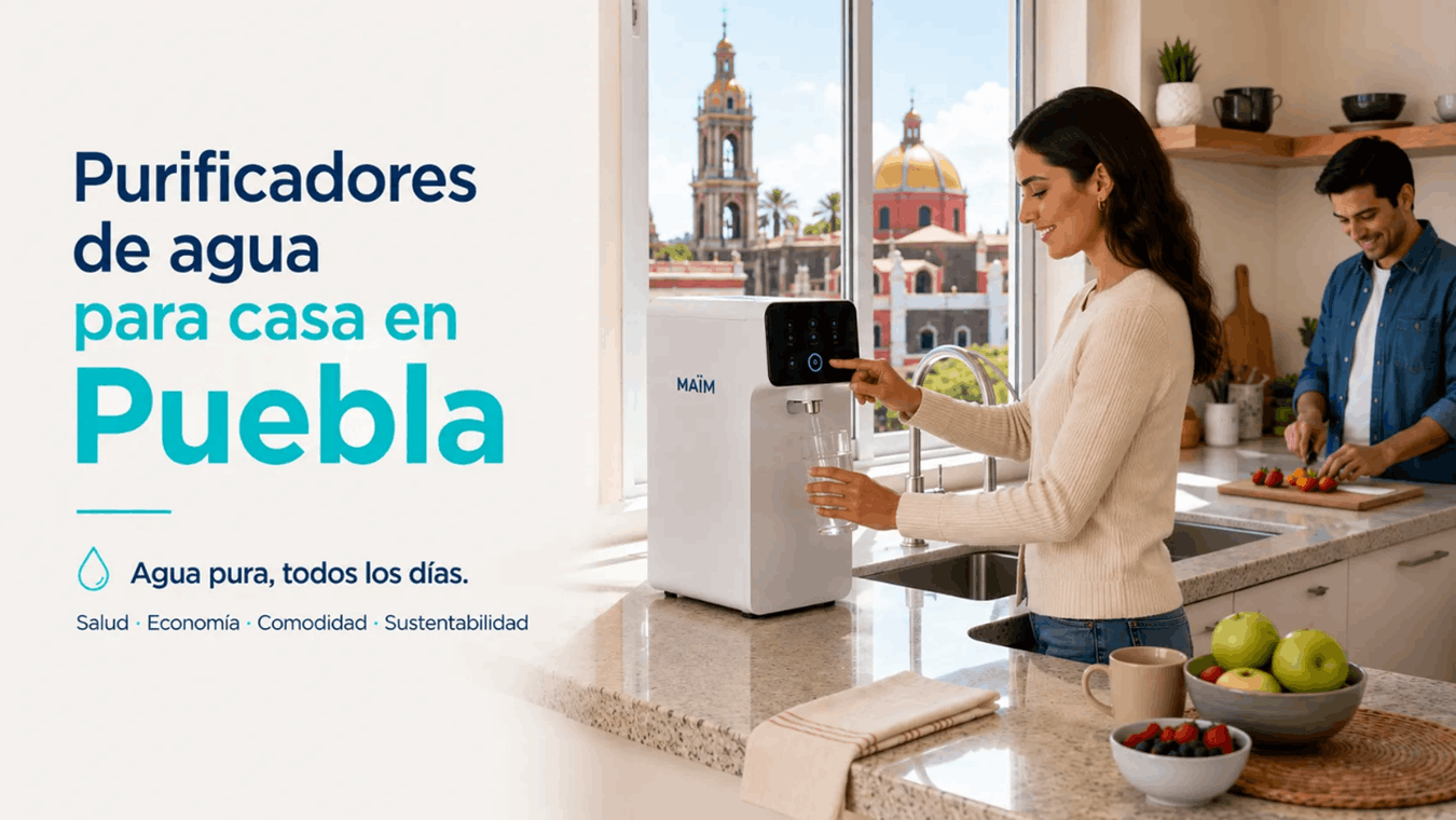 mujer sirviendo agua en puebla