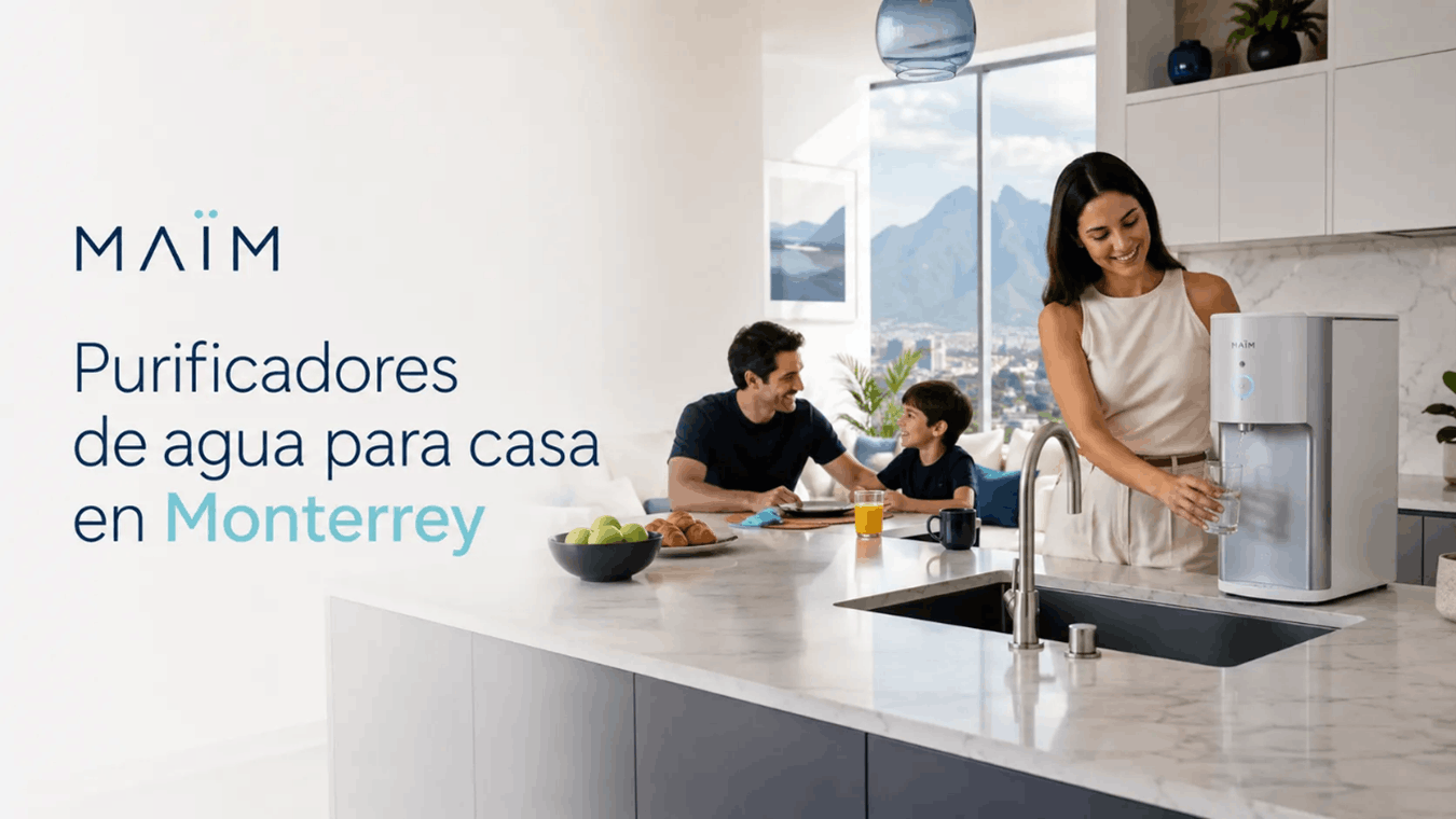 familia tomando agua en cocina