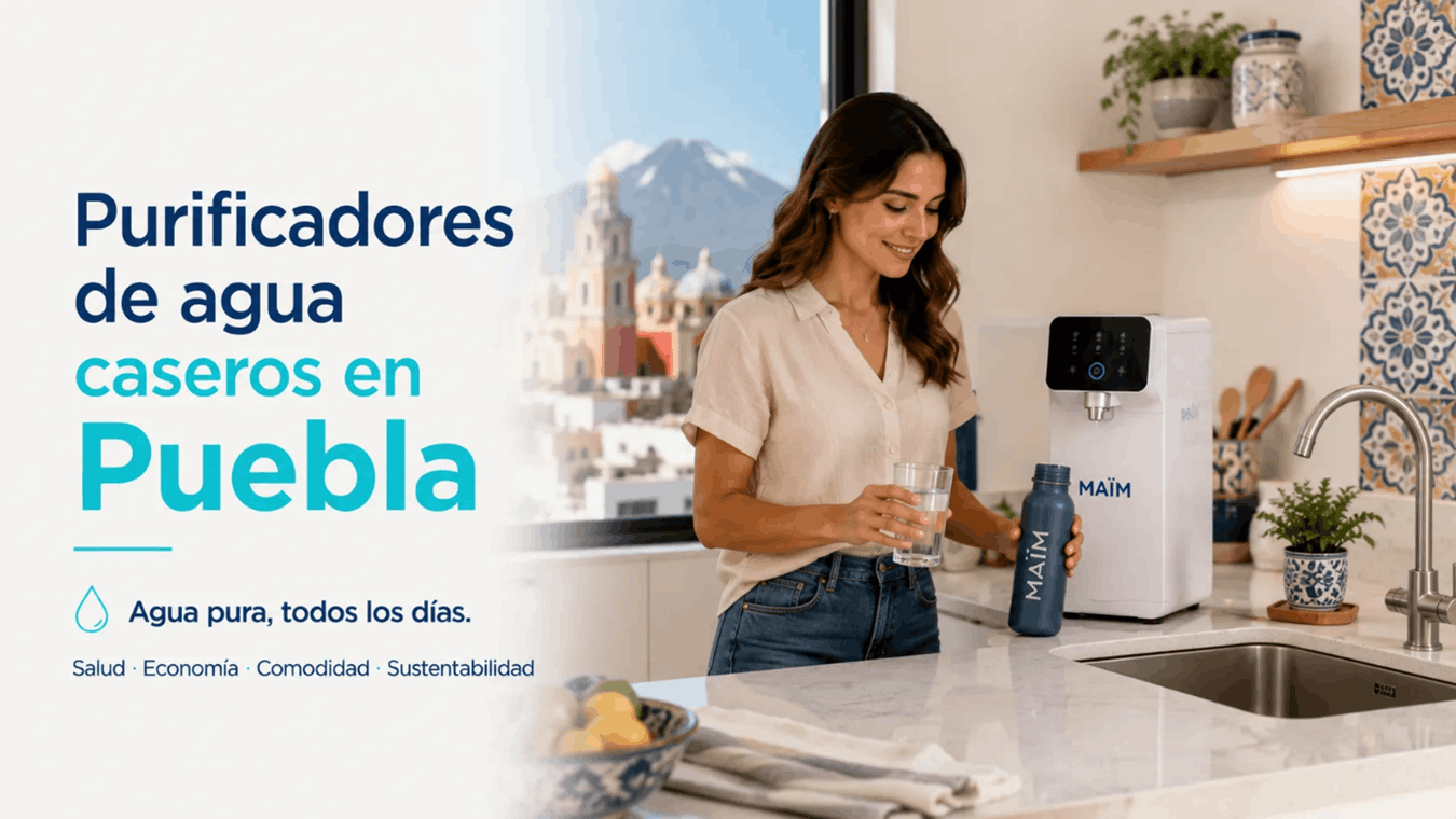 mujer sirviendo agua en puebla