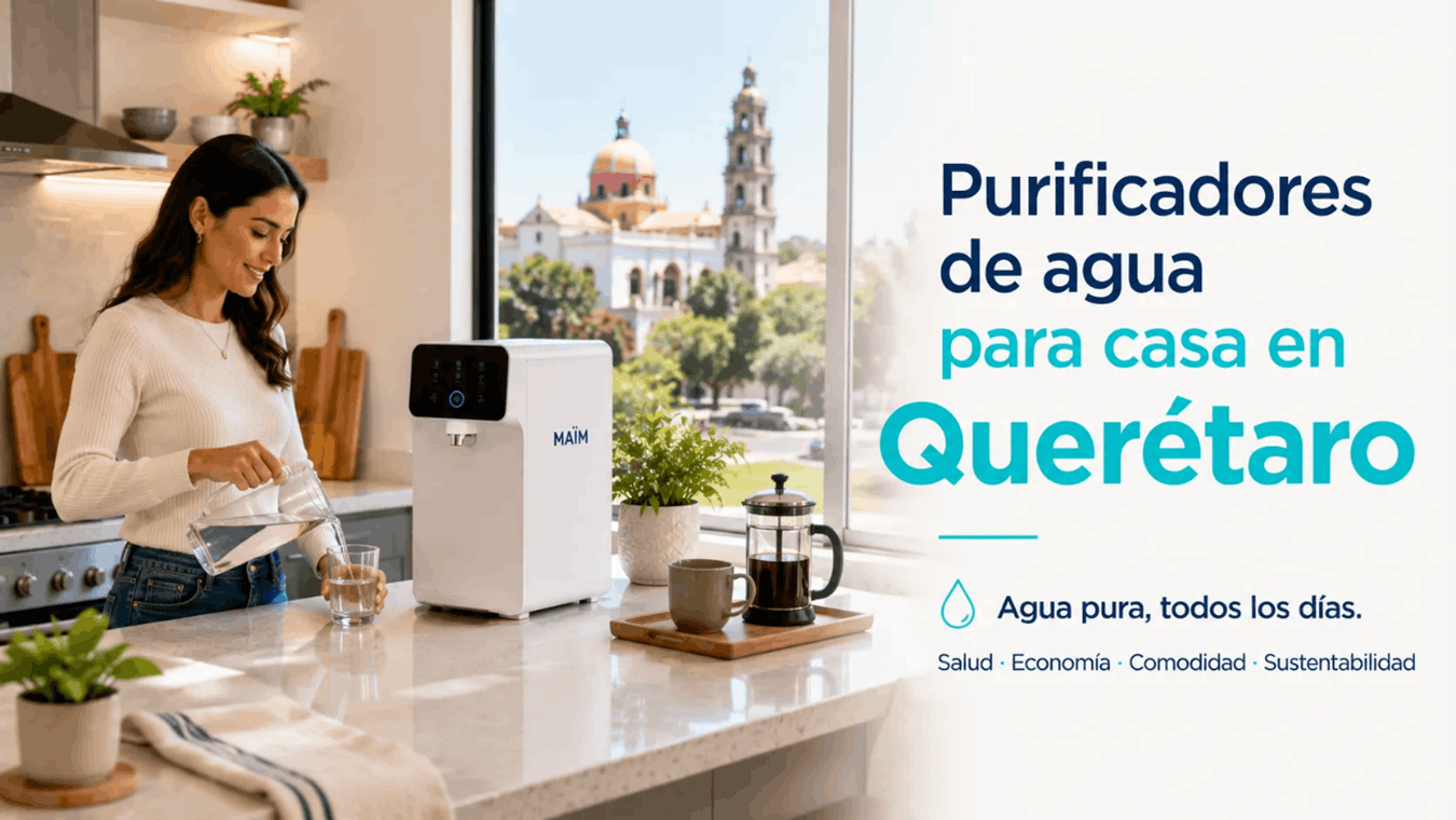mujer sirviendo agua en querétaro