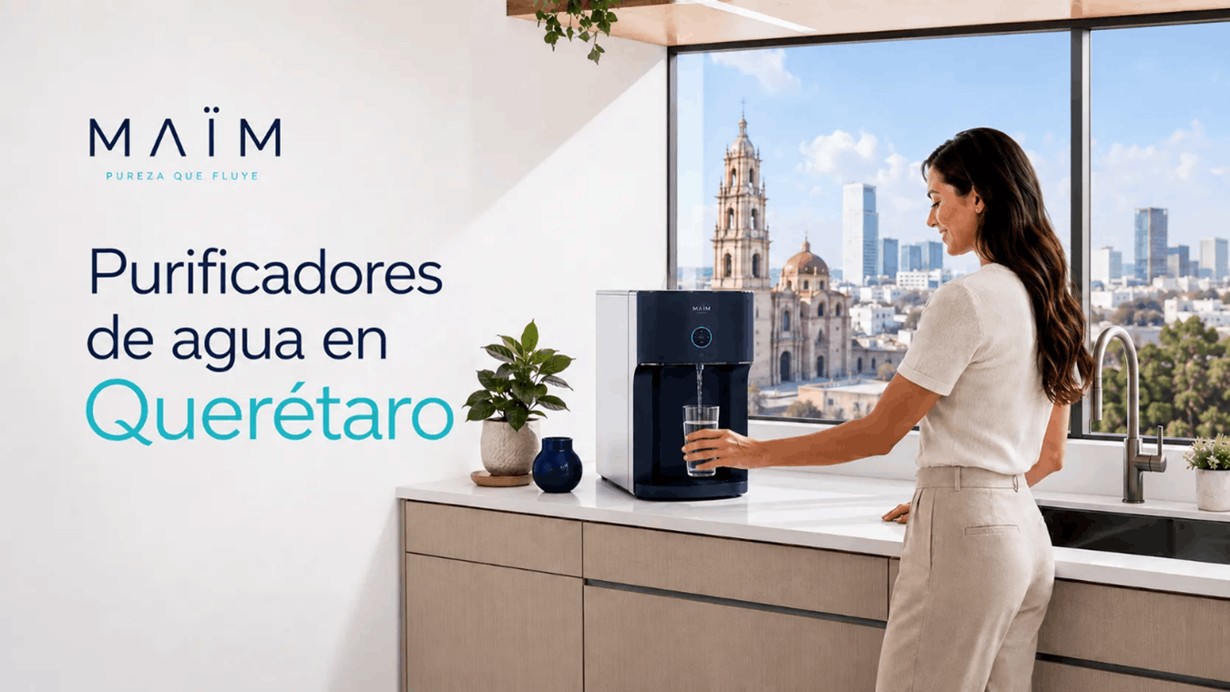 mujer sirviendo agua