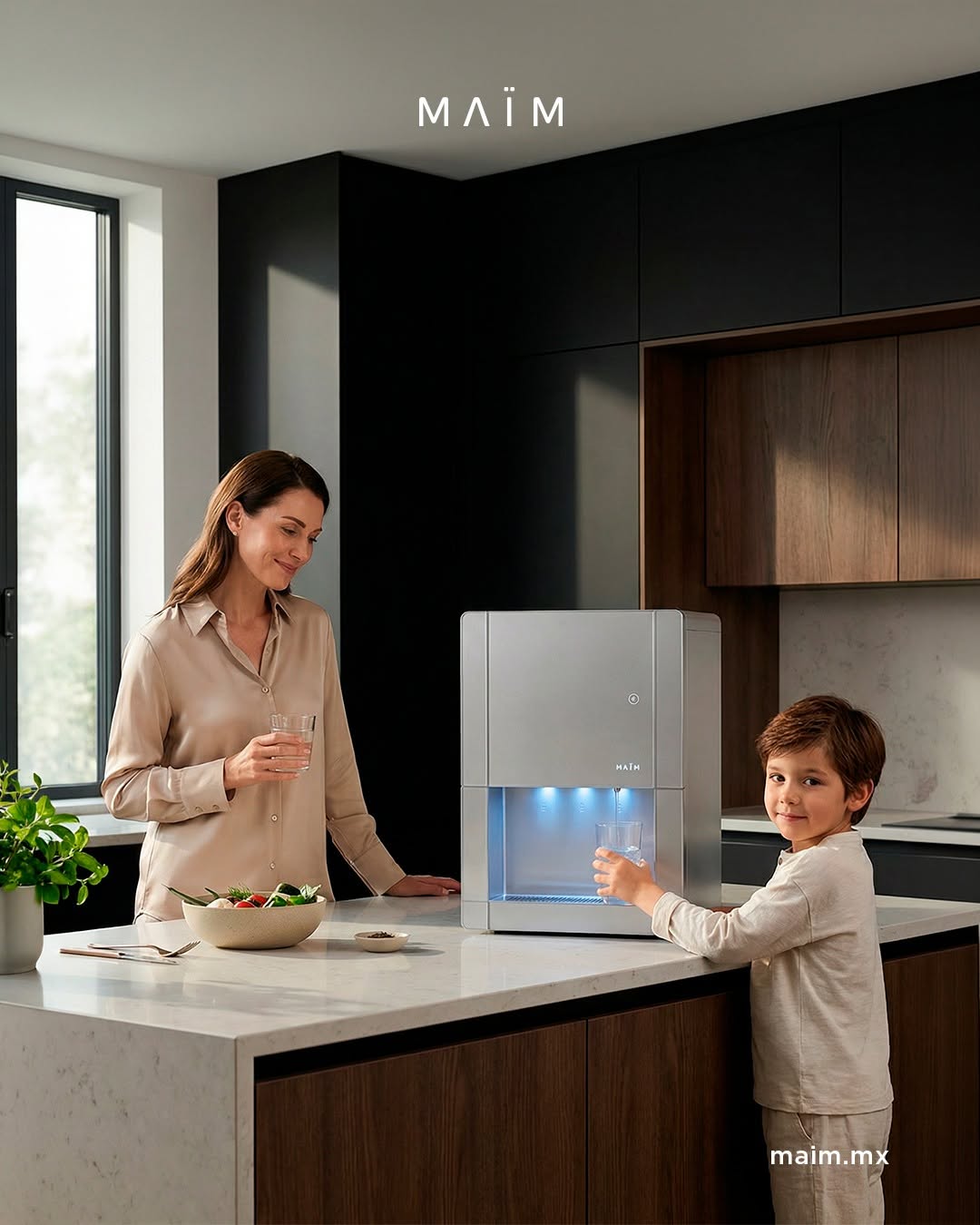 mujer y niño tomando agua en cocina